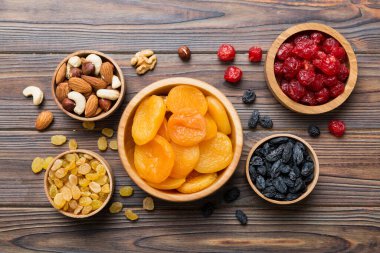 Sağlıklı çerez: karışık fındık ve kurutulmuş meyveler masa arkasında, badem, ananas, kızılcık, vişne, kayısı, kaju.