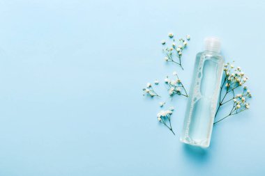 Serum, mikiler, tonik, losyon, su ve krem için süslü sağlık şişeleri. Doğal orantılı spa kozmetik konsepti. Model, şablon, Üst Görünüm.