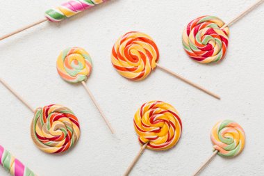 Renkli arka planda renkli lolipoplar. Yaz kavramı. Parti Mutlu Yıllar ya da Minimalist Kavram.