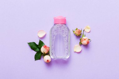 Serum, mikiler, tonik, losyon, gül çiçekli su ve krema için süslü sağlık şişeleri. Doğal orantılı spa kozmetik konsepti. Model, şablon, Üst Görünüm.