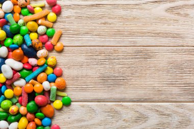 Renkli arka planda karışık renkli şeker koleksiyonu. Düz yerde, üst tarafta. Renkli çikolata kaplı şeker çerçevesi.