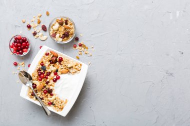 Tahıl, yoğurt, meyve ve fındıklı sağlıklı kahvaltı. Kahvaltıda kurutulmuş meyveli tatlı..