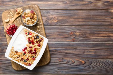 Tahıl, yoğurt, meyve ve fındıklı sağlıklı kahvaltı. Kahvaltıda kurutulmuş meyveli tatlı..