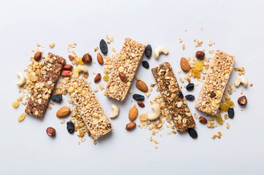 Arka planda çeşitli granola barlar var. Mısır gevreği gofretleri. Yulaf, fındık ve böğürtlenli kahvaltı barları, yakın çekim. Süper yiyecek konsepti.