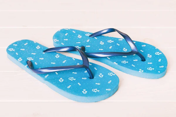 Plaj aksesuarları. Renkli arka planda parmak arası terlik ve denizyıldızı. Üst görünüm Kopyalama alanı ile modelle.