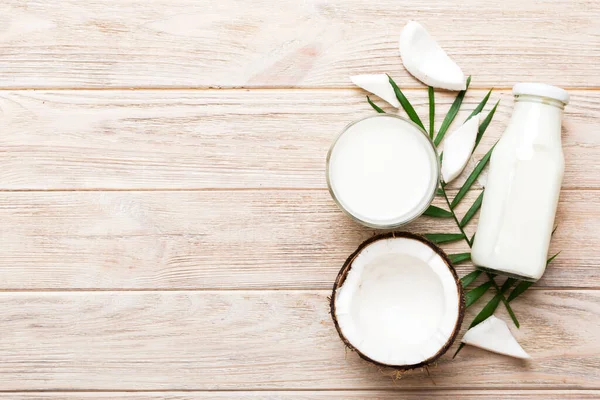 Beyaz tahta arka planda hindistan cevizi ürünleri. Sütsüz süt yerine içecek, yassı sağlıklı yiyecekler..