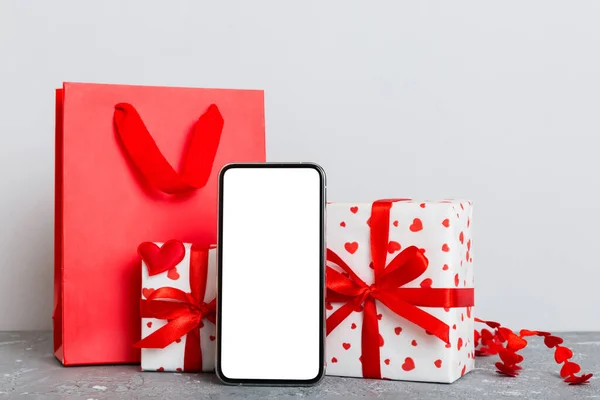 Mobile Phone Blank Screen Colored Background Hearts Calendar Gift Box — 스톡 사진