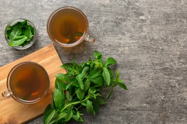 Arka planda bir fincan nane çayı. Fotokopi alanı ile taze nane görünümlü yeşil çay.