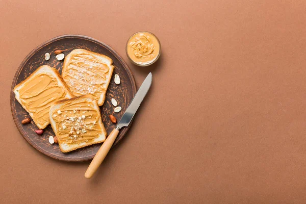 花生酱三明治或烤面包放在明亮的桌子背景上 美式美食顶视图Vith复制空间 — 图库照片
