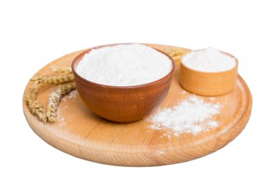 Tahta kasede buğday unu ve beyaz arka planda buğday dikenleri var. dünya buğday krizi.