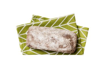 Beyaz arka planda izole edilmiş peçeteli taze pişmiş lezzetli Fransız ekmeği. Sağlıklı beyaz ekmek..