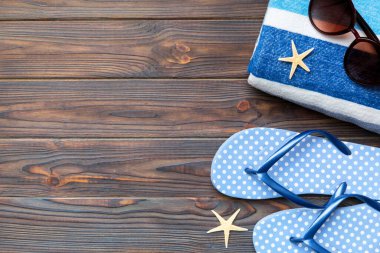 Yaz tatili konsepti düzdü. Plaj aksesuarları ve havlunun üstü. Mesaj için yer var. seyahat kavramı.