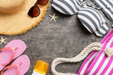 Kadın mayo ve plaj aksesuarları renkli arka plan yaz seyahati konseptine düz bir görünüm kazandırıyordu. Bikini mayo, hasır şapka ve deniz topuklu ayakkabı. Üst görünümü kopyala.