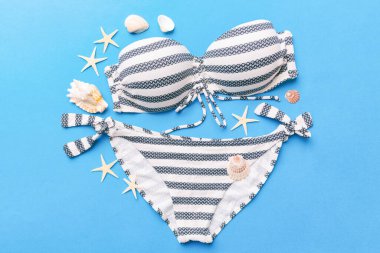 Kadın mayo ve plaj aksesuarları renkli arka plan yaz seyahati konseptine düz bir görünüm kazandırıyordu. Bikini mayo, hasır şapka ve deniz topuklu ayakkabı. Üst görünümü kopyala.