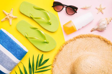 Yaz tatili konsepti düzdü. Plaj aksesuarları ve havlunun üstü. Mesaj için yer var. seyahat kavramı.