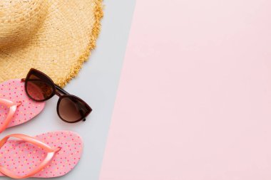 Yaz tatili konsepti düzdü. Hasır şapka plaj aksesuarları ve ters dönmüş üst manzara. Mesaj için yer var. seyahat kavramı.