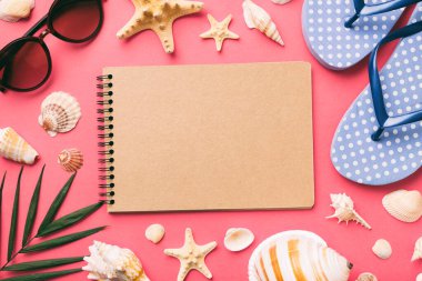 Arka planda plaj aksesuarları olan boş bir kitap, kopyalama alanı. Kopyalama alanı olan düz.