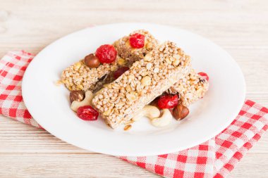 Arka planda çeşitli granola barlar var. Mısır gevreği gofretleri. Yulaf, fındık ve böğürtlenli kahvaltı barları, yakın çekim. Süper yiyecek konsepti.