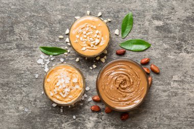 Masa arkasında fıstık ezmesi olan cam kavanoz, metin için üst görünüm alanı ve kapat.