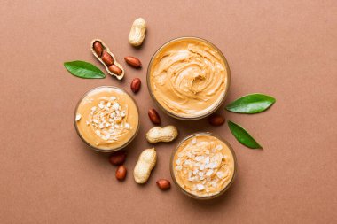 Masa arkasında fıstık ezmesi olan cam kavanoz, metin için üst görünüm alanı ve kapat.