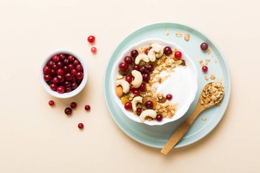 Tahıl, yoğurt, meyve ve fındıklı sağlıklı kahvaltı. Kahvaltıda kurutulmuş meyveli tatlı..