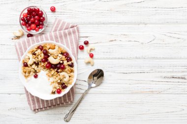 Tahıl, yoğurt, meyve ve fındıklı sağlıklı kahvaltı. Kahvaltıda kurutulmuş meyveli tatlı..