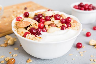 Tahıl, yoğurt, meyve ve fındıklı sağlıklı kahvaltı. Kahvaltıda kurutulmuş meyveli tatlı..