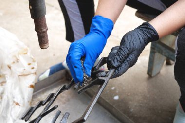 Mutfak sobasını temizleyen kadına yakın dur..