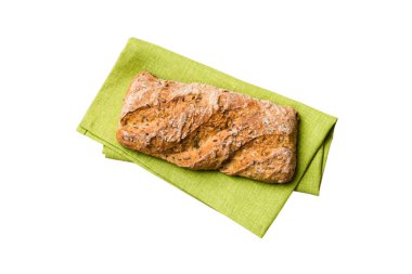 Beyaz arka planda izole edilmiş peçeteli taze pişmiş lezzetli Fransız ekmeği. Sağlıklı beyaz ekmek..