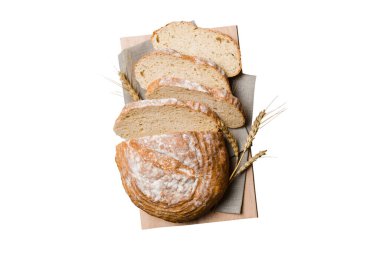 Beyaz arka planda izole edilmiş peçetede taze pişmiş ekmek dilimleri. Üst görünüm Dilimlenmiş ekmek.