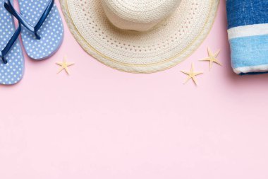 Yaz tatili konsepti düzdü. Hasır şapka plaj aksesuarları ve havlunun üstü. Mesaj için yer var. seyahat kavramı.