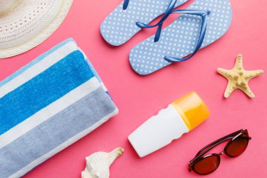 Yaz tatili konsepti düzdü. Plaj aksesuarları ve havlunun üstü. Mesaj için yer var. seyahat kavramı.