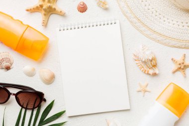 Arka planda plaj aksesuarları olan boş bir kitap, kopyalama alanı. Kopyalama alanı olan düz.