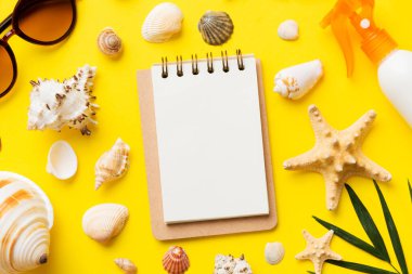 Arka planda plaj aksesuarları olan boş bir kitap, kopyalama alanı. Kopyalama alanı olan düz.