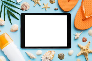 Renkli arka planda tablet ve plaj aksesuarlarıyla düz kompozisyon. Boş ekran ile tablet bilgisayarı kopyalama alanı ile maket.