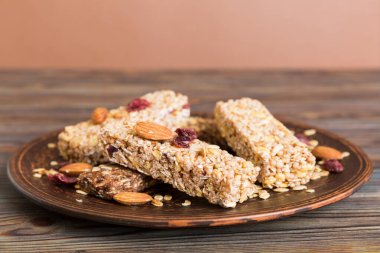 Arka planda çeşitli granola barlar var. Mısır gevreği gofretleri. Yulaf, fındık ve böğürtlenli kahvaltı barları, yakın çekim. Süper yiyecek konsepti.