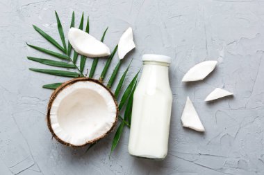 Beyaz tahta arka planda hindistan cevizi ürünleri. Sütsüz süt yerine içecek, yassı sağlıklı yiyecekler..