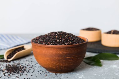 Kase içinde kinoa tohumu ve renkli arka planda kaşık. Küçük kasede sağlıklı kinwa. Sağlıklı süper yiyecekler.