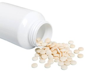 Beyaz ilaçlar konteynırdan akıyor. ilaç beyaz ilaç şişesi beyaz arka planda izole.