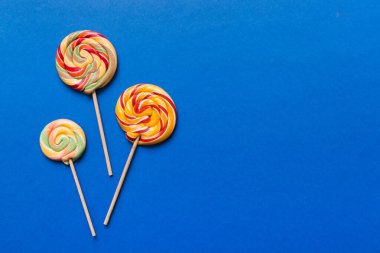 Renkli arka planda renkli lolipoplar. Yaz kavramı. Parti Mutlu Yıllar ya da Minimalist Kavram.