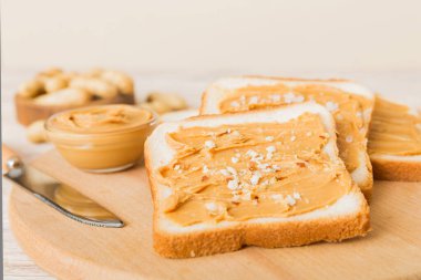 Fıstık ezmeli sandviç ya da arka planda kızarmış ekmek. Kahvaltı. Vejetaryen yemeği. Amerikan mutfağının üst görünümü kopyalama alanı.