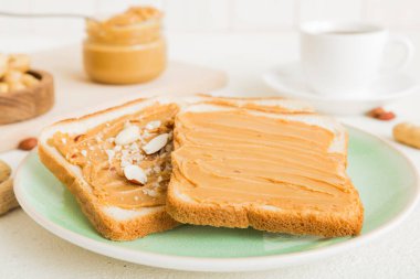 Fıstık ezmeli sandviç ya da arka planda kızarmış ekmek. Kahvaltı. Vejetaryen yemeği. Amerikan mutfağının üst görünümü kopyalama alanı.