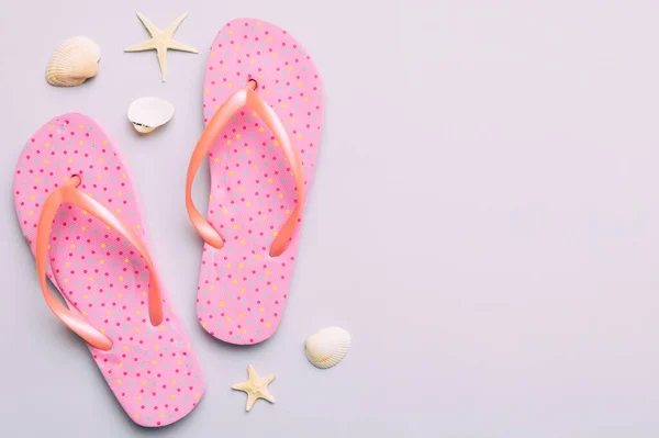 Flat Lay Composition Flip Flops Seashell Colored Background Space Text — ストック写真