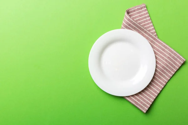 Felülnézeti Színes Háttér Üres Kerek Fehér Lemez Asztalterítő Élelmiszer Üres — Stock Fotó