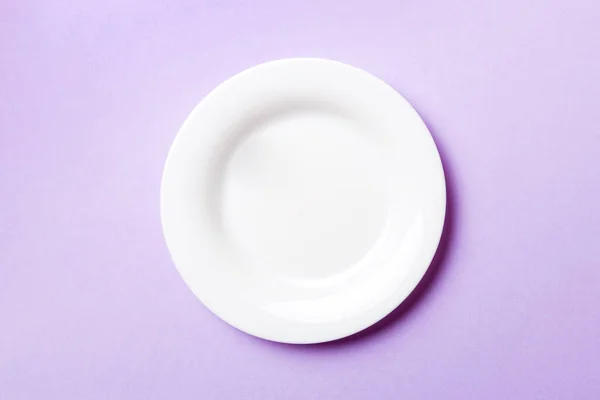 Κάτοψη Του Απομονωμένο Έγχρωμο Φόντο Άδειο Στρογγυλό Λευκό Πιάτο Για — Φωτογραφία Αρχείου