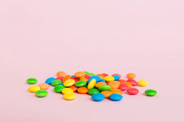 Haufen Von Köstlichen Bunten Süßen Bonbons Auf Farbigem Hintergrund Draufsicht — Stockfoto