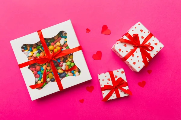 バレンタインデーの組成 甘いキャンディー 弓と赤のギフトボックスと心 写真テンプレート 背景を感じた コピースペース付きトップ表示 — ストック写真