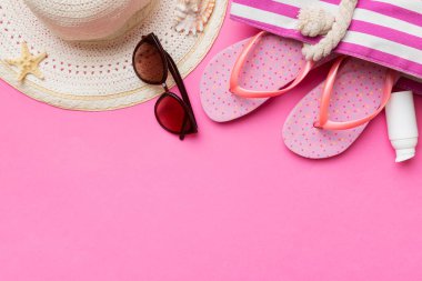 Yaz tatili konsepti düzdü. Hasır şapka plaj aksesuarları ve havlunun üstü. Mesaj için yer var. seyahat kavramı.