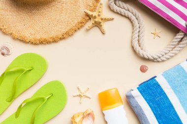 Yaz tatili konsepti düzdü. Hasır şapka plaj aksesuarları ve havlunun üstü. Mesaj için yer var. seyahat kavramı.