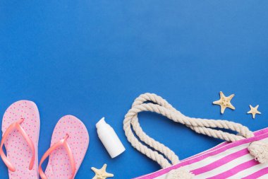 Yaz tatili konsepti düzdü. Plaj aksesuarları ve havlunun üstü. Mesaj için yer var. seyahat kavramı.